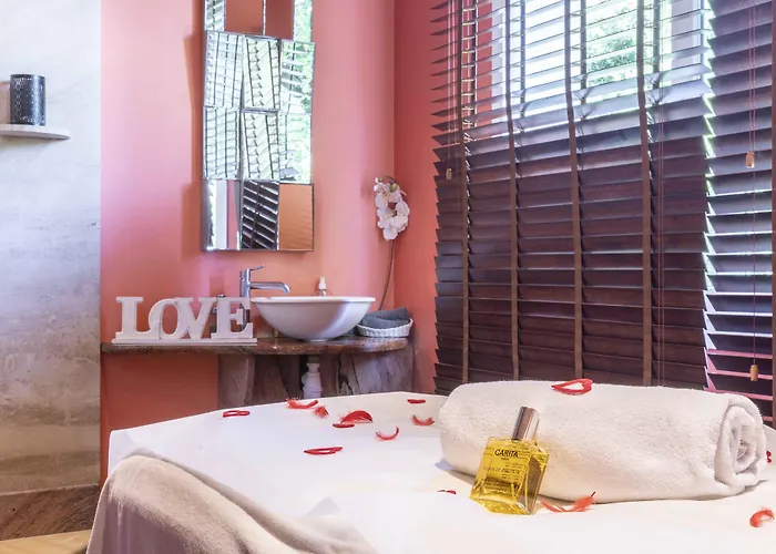 Отель Le Manoir De La Poterie & 4*